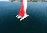 trimaran Luftbild Hissen rot Gennaker Segel yacht
